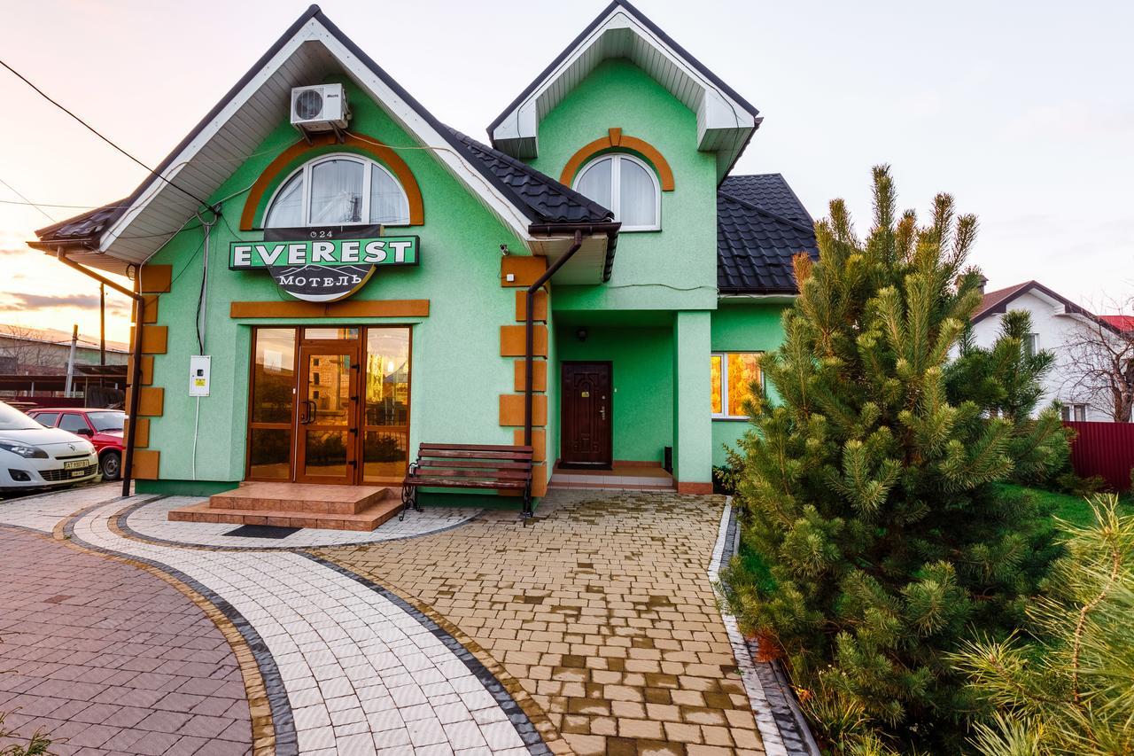 Everest イヴァーノ＝フランキーウシク エクステリア 写真